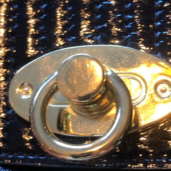 Sweet little vintage black clutch with detachable chain and flap lock - Picture 3 of 8